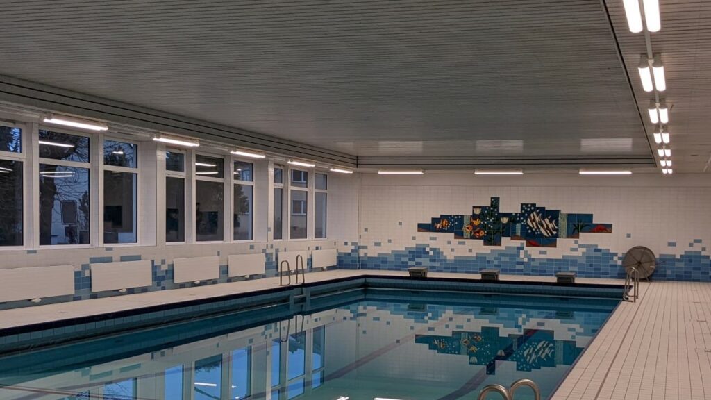 25m Schwimmbecken mit Hubboden im Hallenbad Nauort
